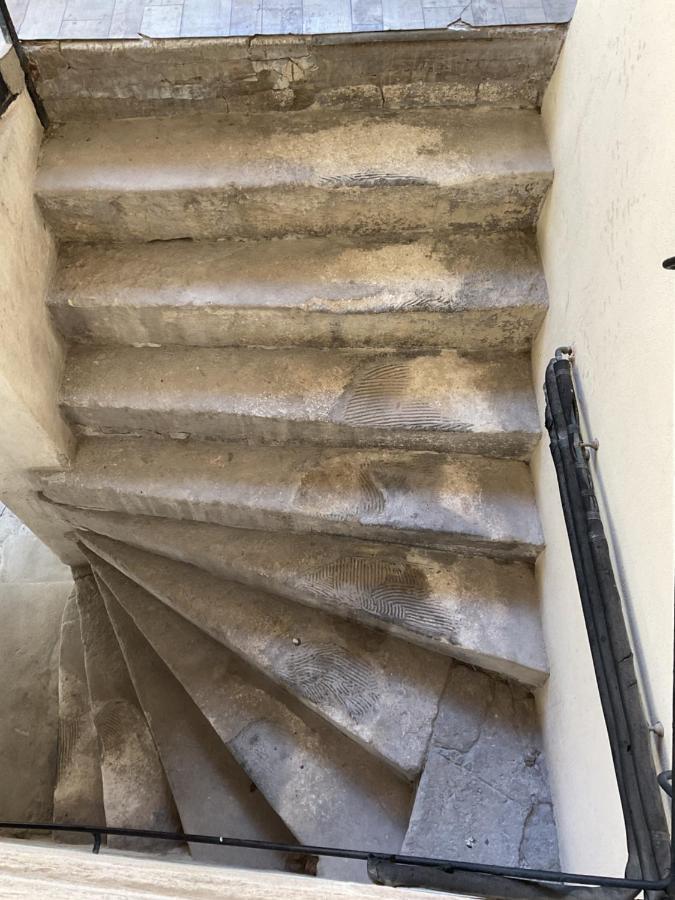 Ferienwohnung Place Aux Herbes Nîmes Exterior foto